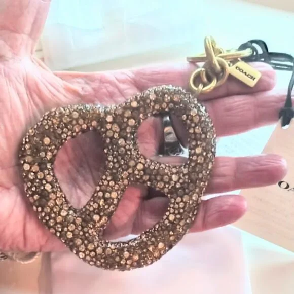 Coach Crystal Pretzel Bag Charm CCY89 🥨𝐒𝐨𝐥𝐝 𝐎𝐮𝐭 𝐀𝐜𝐫𝐨𝐬𝐬 𝐂𝐨𝐚𝐜𝐡 - Picture 8 of 16
